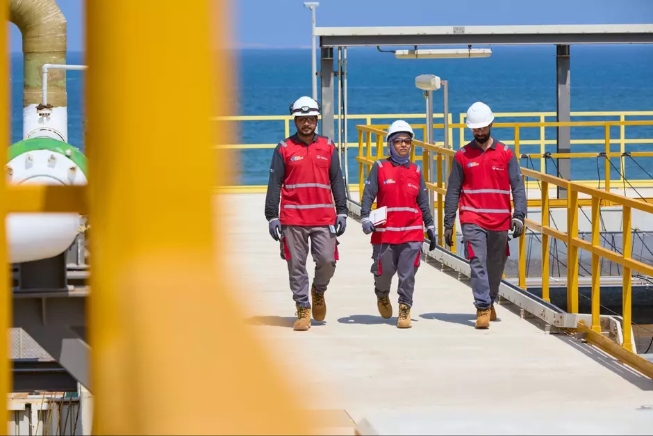 Planta de extração de petrólio usando membranas Veolia para dessalinização da água do mar