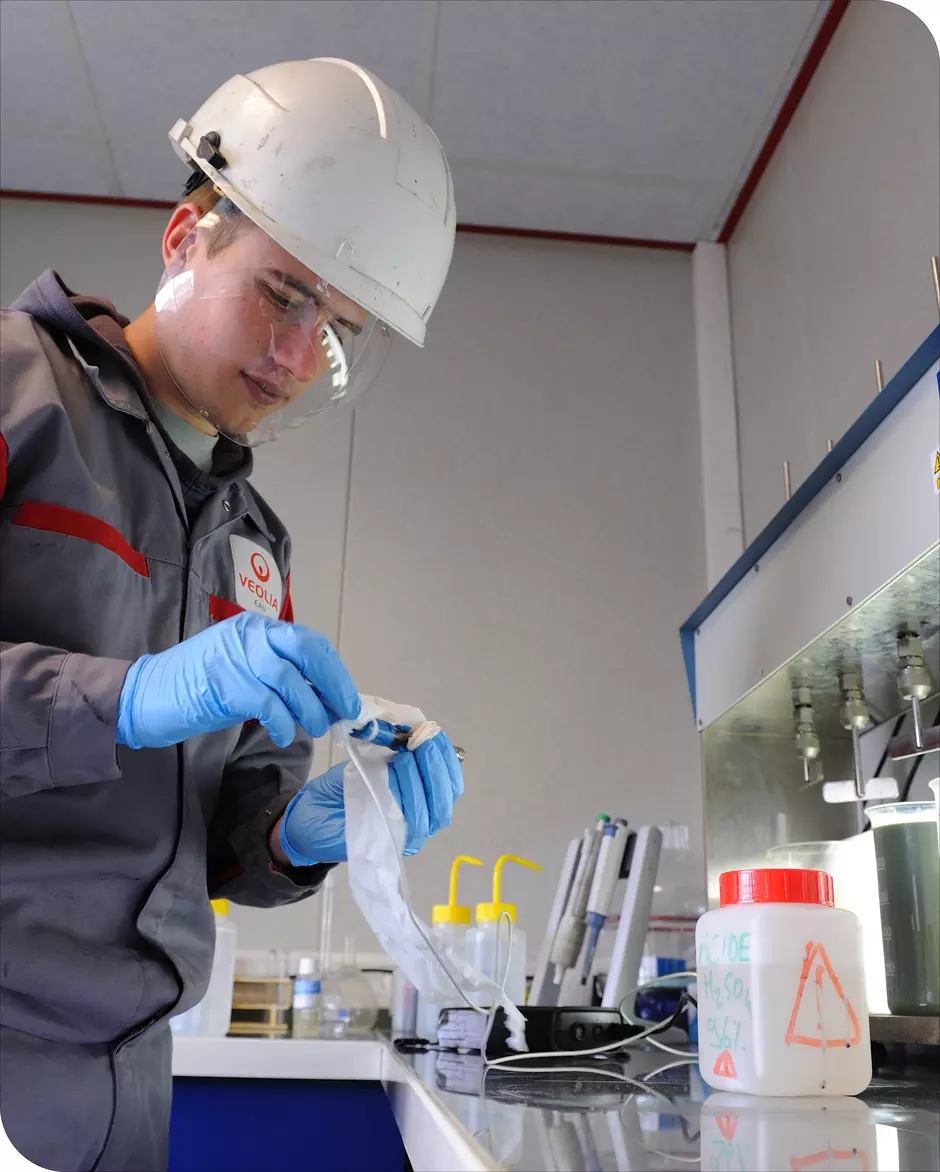 Jar-test e testes de laboratório para seleção de produtos químicos de tratamento de águas residuais.