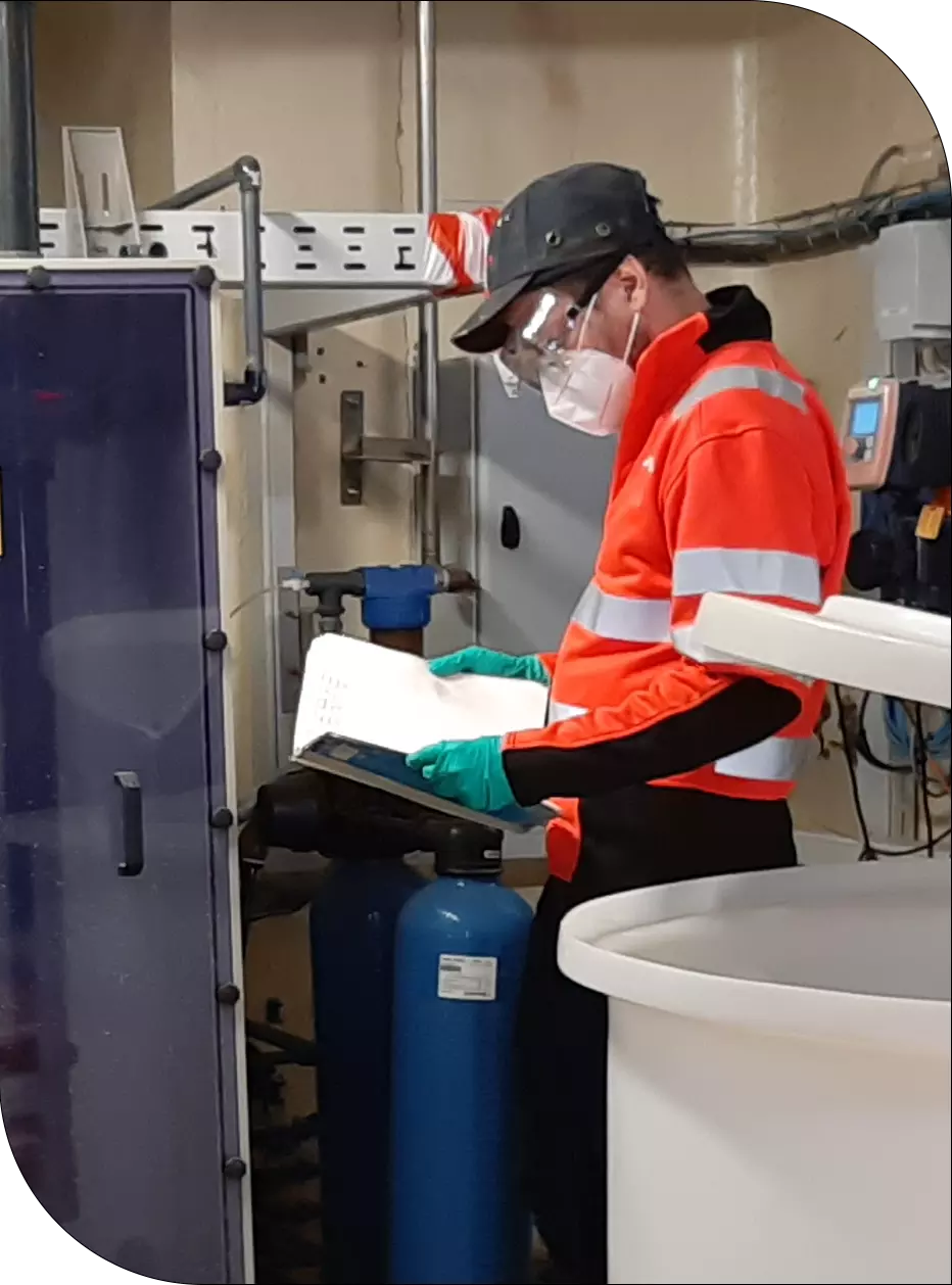 Suporte no local para desinfecção da água de resfriamento