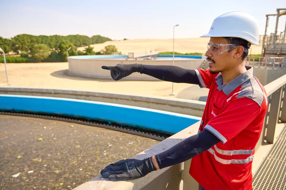 Colaborador Veolia analisando o tanque de clarificação