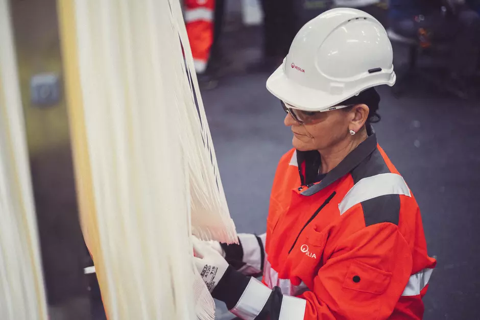 Colaboradora Veolia analisando membrana de ultrafiltração para tratamento de água