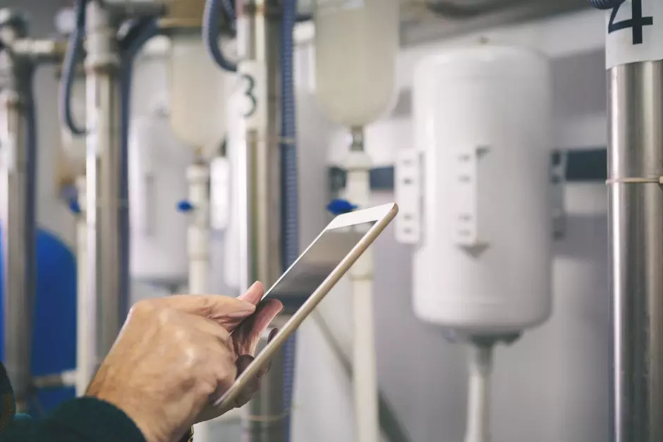 Imagem de um colaborador usando um tablet.